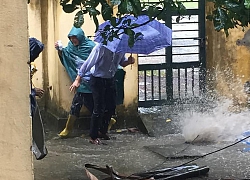 Dầm mưa thông cống thoát nước, thầy hiệu trưởng nhận kết đắng khi người thì ướt mà nước càng lêng láng hơn