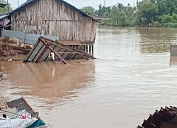 Gần chục căn nhà đổ nhào xuống sông trong đêm