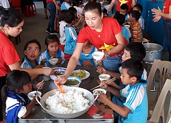 Giáo viên "cắm bản" lặn lội rừng sâu tìm trò