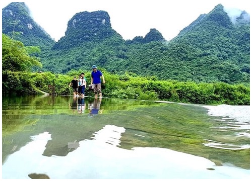 Ngập lụt nhiều nơi, du khách vẫn nườm nượp về Lạng Sơn