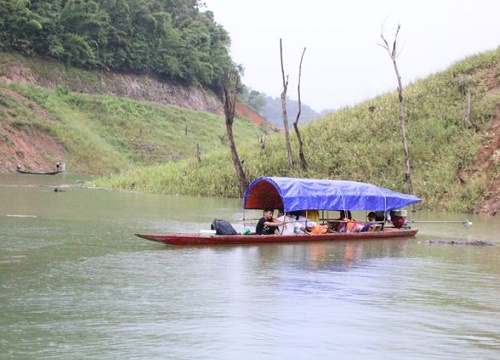 Nghệ An: Giáo viên, học sinh băng rừng lội suối về nhà vui Tết độc lập