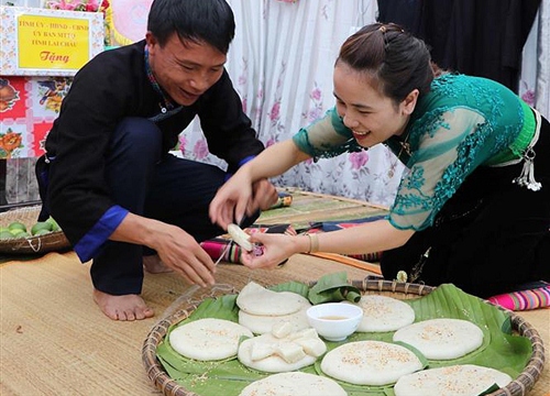 Thi giã bánh dày trong ngày Tết Độc lập của đồng bào dân tộc Mông