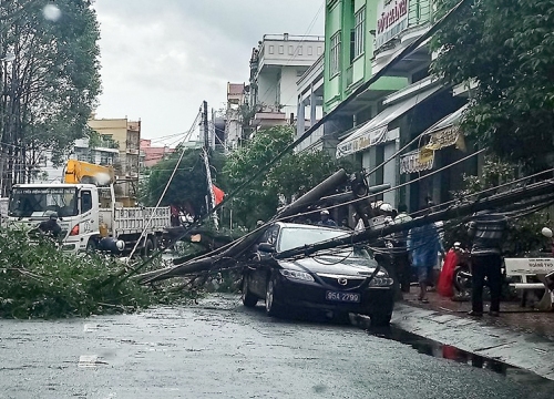 Trụ điện gãy đôi, đè trúng ô tô biển xanh đưa đón Bí thư Thành ủy Vị Thanh, Hậu Giang