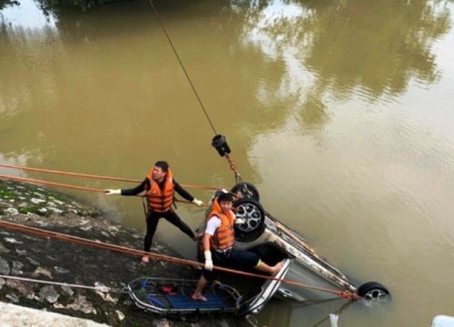 Vụ taxi lao xuống sông, 2 người mất tích: Tìm thấy xác người phụ nữ