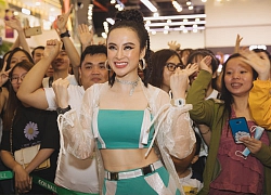 Angela Phương Trinh khoe 'eo con kiến', được fan cổ vũ cuồng nhiệt tại Casio Fan Festa