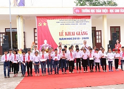 Báo Nhân đạo và Đời sống tặng quà học sinh dịp khai giảng năm học mới