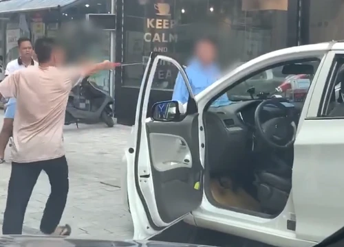 Clip: Bị bảo vệ vác điếu cày dọa vì đỗ xe trước cửa quán, tài xế taxi nổi đóa rút gậy 3 khúc đuổi đánh