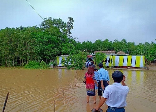 Đám cưới giữa mưa lũ, chú rể Quảng Trị cõng cô dâu về nhà