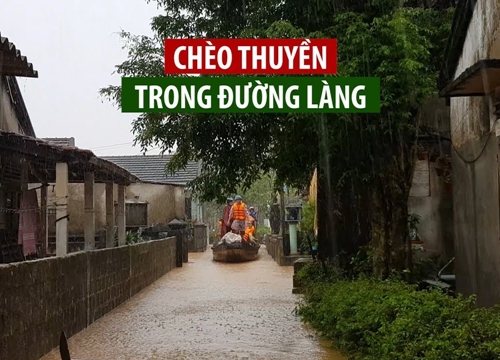 Dân Quảng Trị chèo thuyền trong đường làng ngày nước sông Thạch Hãn dâng cao