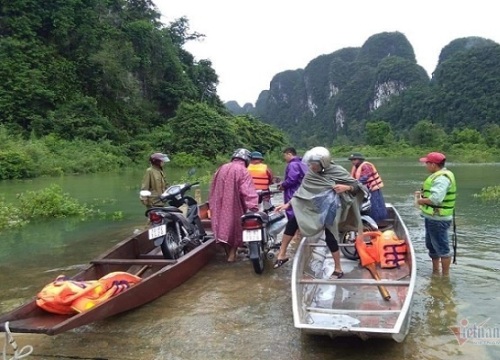 Điều ca nô đưa 2 sản phụ chuyển dạ vượt lũ đến bệnh viện