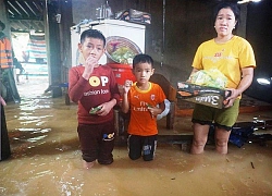 Hà Tĩnh: Học sinh đội mưa đến trường, phụ huynh lo 'chạy lũ' trong ngày khai giảng