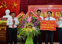 Chủ nhiệm Ủy ban Kiểm tra Tỉnh ủy dự lễ khai giảng năm học mới tại Trường THCS Cao Xuân Huy