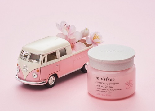 innisfree mang tinh túy từ hoa anh đào Jeju lên dòng sản phẩm dưỡng trắng da mới toanh