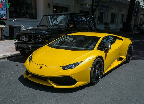 Lamborghini Huracan màu vàng nổi bật trên phố Sài Gòn ngày cuối tuần