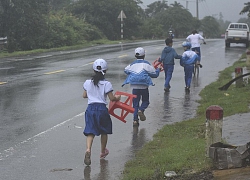 Không biết hoãn khai giảng, HS vùng lũ đội mưa đến trường