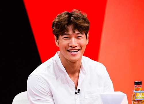 Kim Jong Kook khiến fan lo lắng khi không thể tự đi đứng tại fanmeeting của "Running Man"