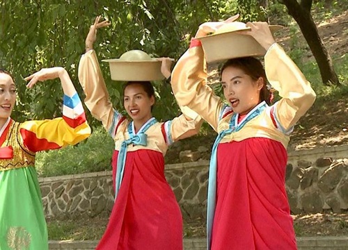 Kỳ Duyên tự nhận mặc hanbok thẳng đuột nhưng gây chú ý vòng 1 phá dáng áo