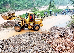 Mưa lũ hoành hành nhiều nơi