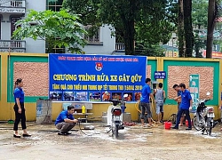 Nam thanh, nữ tú rửa xe gây quỹ mua quà Trung thu cho trẻ em nghèo