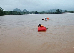 Phó chủ tịch huyện ở Quảng Bình vật lộn giữa dòng nước lũ suốt 1km