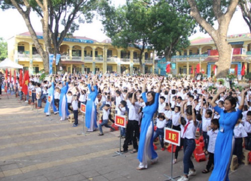 Phó Thủ tướng Phạm Bình Minh đánh trống khai giảng năm học mới tại Trường tiểu học Thị trấn Thắng