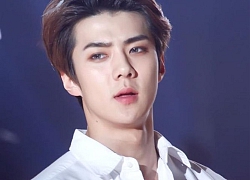 Sehun (EXO) sử dụng điện thoại khán giả trong concert, fan 'ngã ngửa' khi biết mục đích thực sự