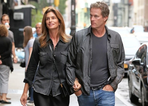 Siêu mẫu Cindy Crawford tình tứ khoác tay chồng đi dạo phố ở New York