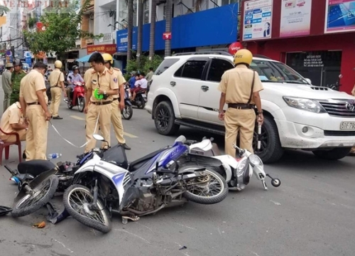 Xe Mercedes tông liên hoàn 4 xe máy, 1 ô tô trên phố