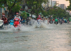 Nhiều tuyến đường ở thành phố Long Xuyên ngập sâu vì triều cường