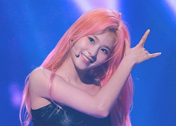 Rất chuyên nghiệp và nhanh trí, Sana (Twice) đã xử lý sự cố phụ kiện ngay trước khi bị netizen nhìn ra