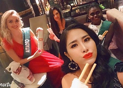 Thí sinh Miss Earth 2019 nâng niu món quà của Hoàng Hạnh trao tặng