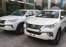 Toyota Fortuner tụt giá cả trăm triệu trước sự bám đuổi của Ford Everest và Hyundai Santa Fe