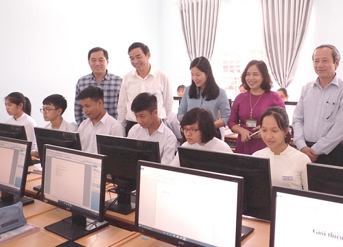 Trường THPT Hòa Vang đón nhận Phòng Tin học mới