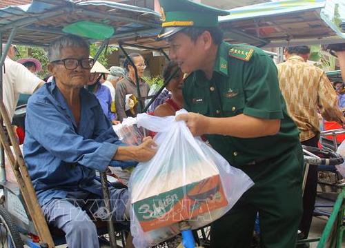 Ấm áp tình người trong những túi gạo, thùng mì tôm gửi đến làng phong Quy Hòa