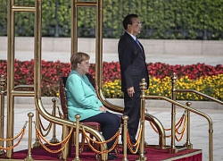 Bà Merkel phải ngồi nghe quốc ca trong chuyến thăm Trung Quốc