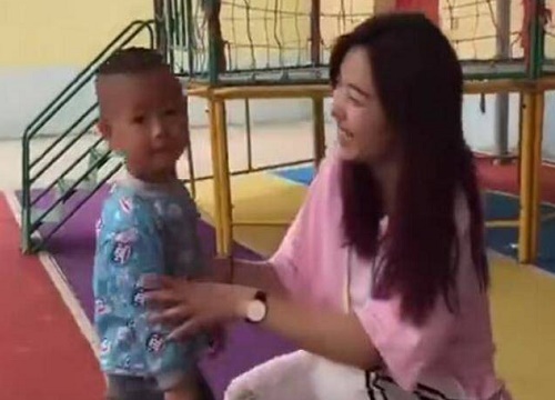 Bé trai liên tục 'tấn công' đòi hôn môi và hành động ngỡ ngàng của cô giáo trẻ khiến dân tình xôn xao