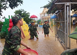 Biên phòng Hà Tĩnh giúp trường học vùng lũ nạo vét bùn đất, lau chùi bàn ghế đón năm học mới