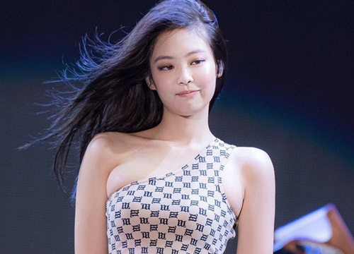 Jennie (Black Pink) sexy 'bức người' nhưng sẽ còn hoàn hảo hơn nữa nếu chiếc áo cô mặc không o ép nhường này