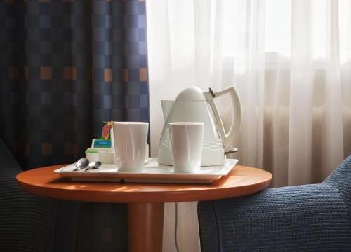 Khách Trung Quốc vứt băng vệ sinh trong ấm nước khách sạn