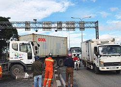 Kinh hoàng xe container "đại náo" trên cầu vượt Sóng Thần