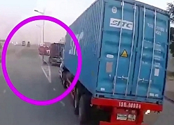 Pha tạt đầu xe container khiến hai thanh niên tông thẳng vào dải phân cách