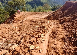 Quảng Bình: Sạt lở hơn 100.000m đất gây ách tắc đường ra biên giới