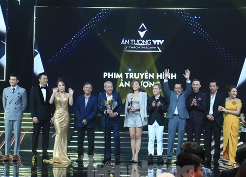 'Quỳnh búp bê' trắng tay, 'Về nhà đi con' ẵm trọn loạt cúp lớn tại lễ trao giải VTV Awards 2019