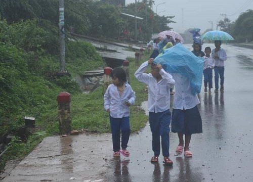 Sao nhất quyết phải khai giảng ngày 5/9, trong mưa lũ?