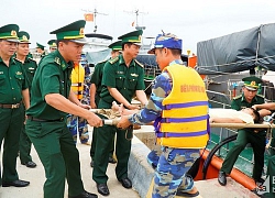 Thợ lặn đã tiếp cận được tàu cá ngư dân Nghệ An chìm trên biển Quảng Bình