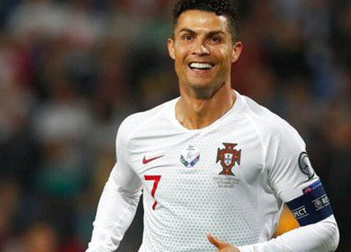 Vòng loại Euro 2020: Bị CĐV đối phương dùng Messi để chế giễu, Ronaldo đáp lại đanh thép thế này đây