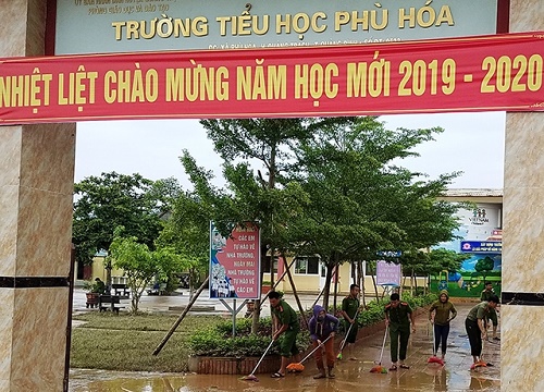 Vùng lũ khẩn trương dọn trường lớp sớm đón học sinh