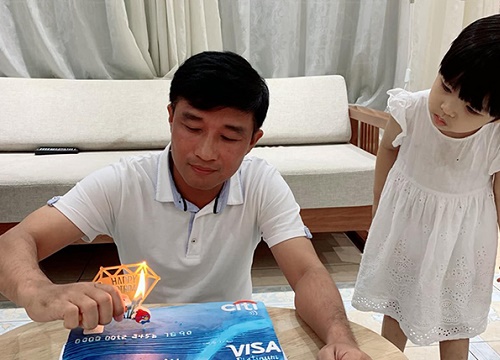 Bà mẹ trẻ 4 con làm bánh sinh nhật hình thẻ ATM cùng lời nhắn nhủ: 'Làm chồng phải ngoan, muốn gì cũng có'