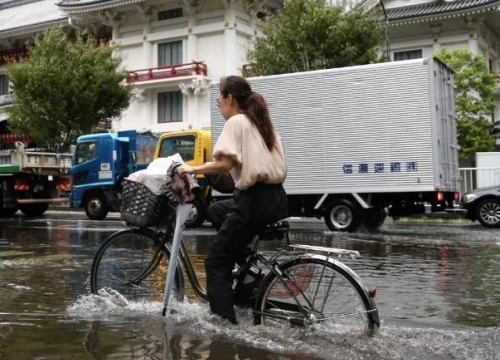 Bão lớn khiến triệu gia đình Nhật mất điện, 100 chuyến bay bị huỷ