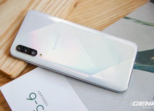 Cận cảnh Galaxy A50s: thiết kế độc đáo, vân tay dưới màn hình, 3 camera mà giá chỉ 7.8 triệu đồng